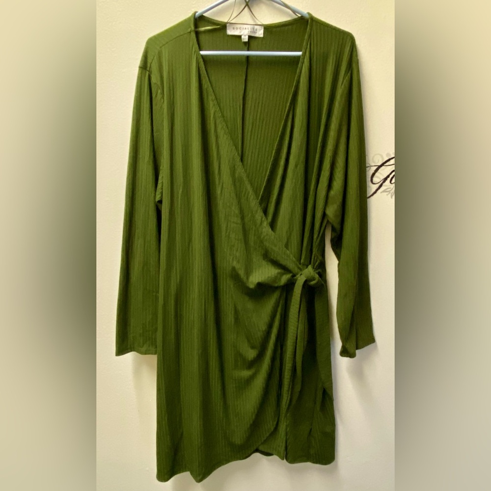 3/$50 NWOT Gorgeous Green long sleeved wrap dress by Socialite Curve, Size 4x